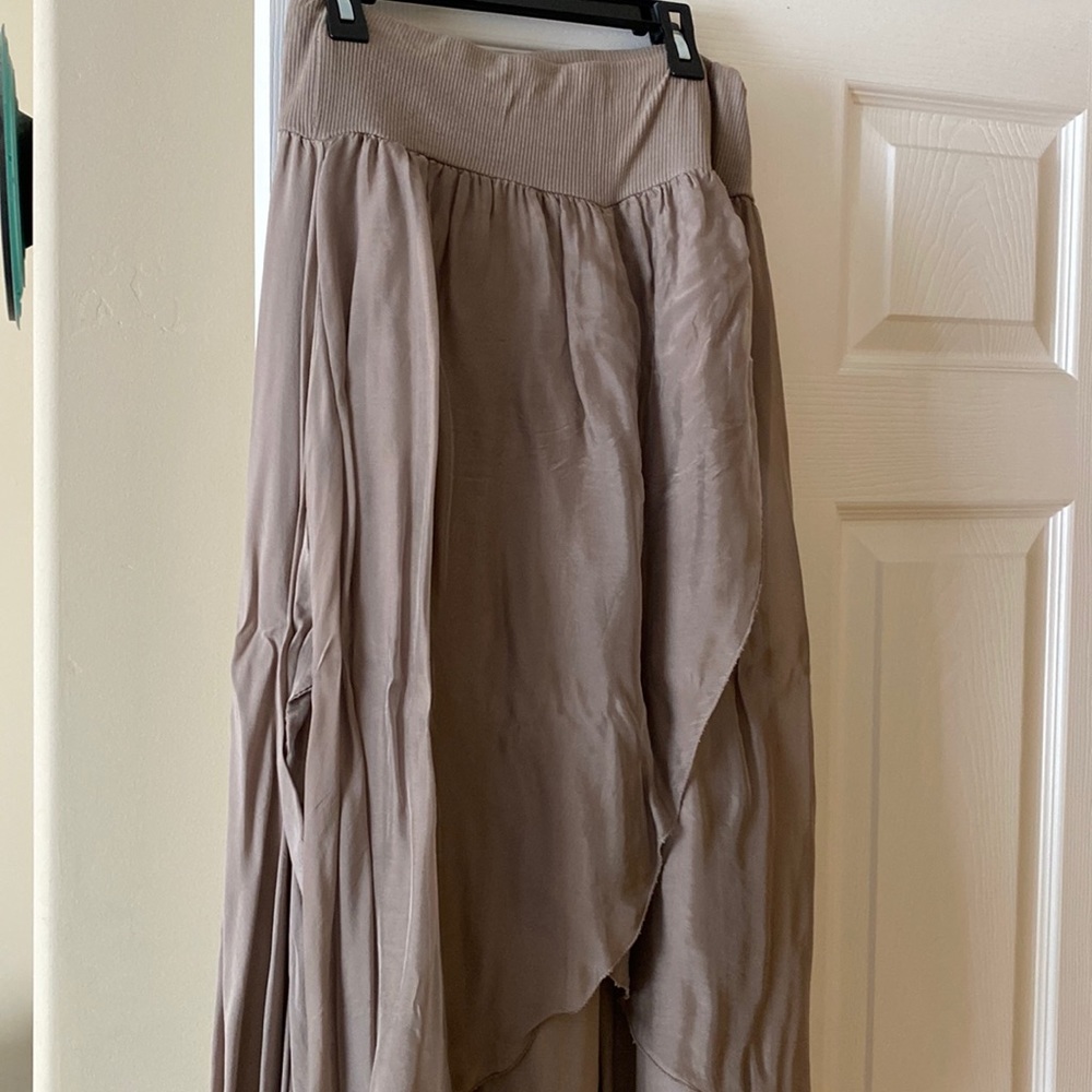 Lightweight wide legged pant.